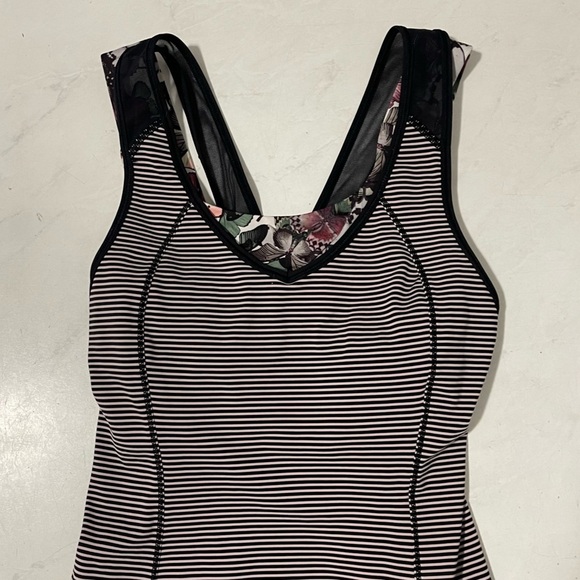Lululemon Women’s Super Sport Striped Butterfly Print Tank Top Size 2 Athletic - Picture 3 of 6